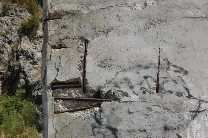 Ponte di San Nicola Arcella: pilastri con cemento scoppiato e ferri arrugginiti e scoperti