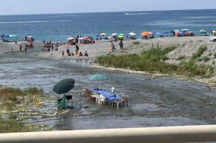 Tra Scalea e Santa Maria del Cedro turisti improvvisano una 'banchettata' nel fiume