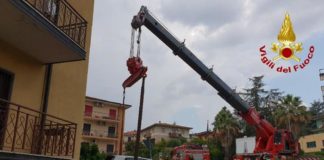 Paura a Castrolibero: auto priva di conducente rimane in bilico nel cortile