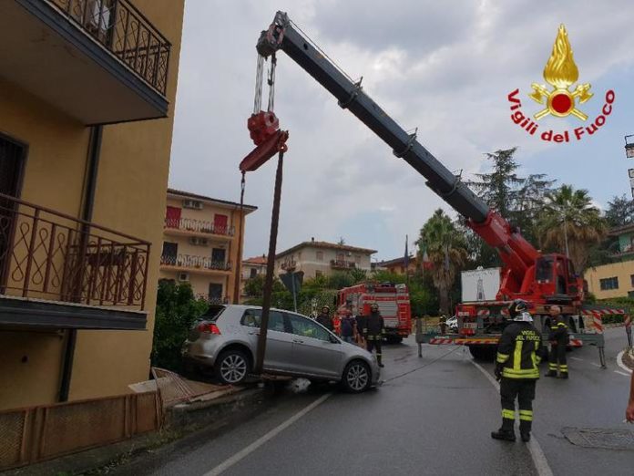 Paura a Castrolibero: auto priva di conducente rimane in bilico nel cortile