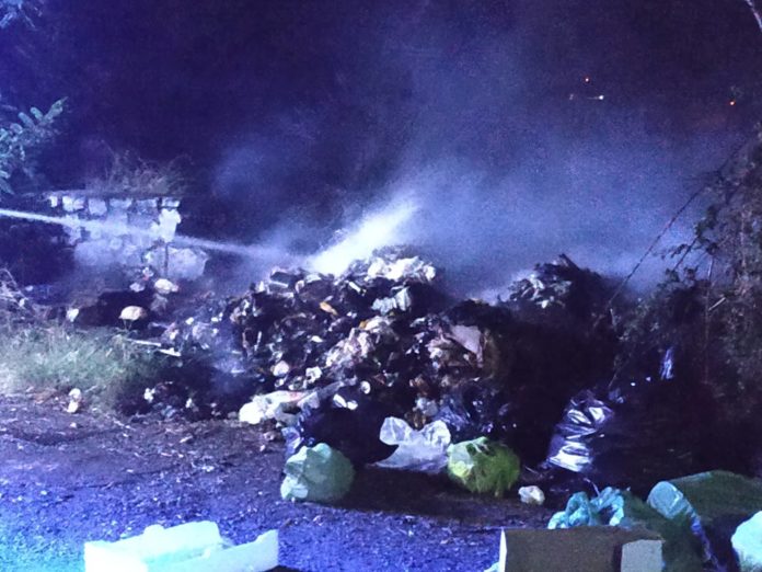 Praia a Mare, cumuli di immondizia in fiamme nei pressi dell'ex Lini e Lane
