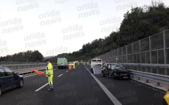 Auto contromano in A2, sei feriti in un violento scontro all'altezza di Lauria