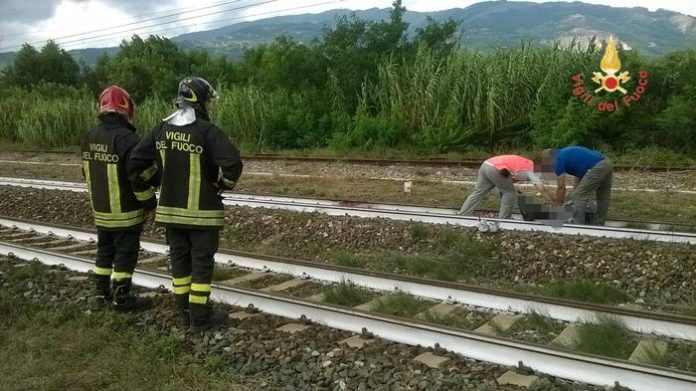 Calabria, incidente ferroviario lungo la linea tirrenica: giovane travolto dal treno