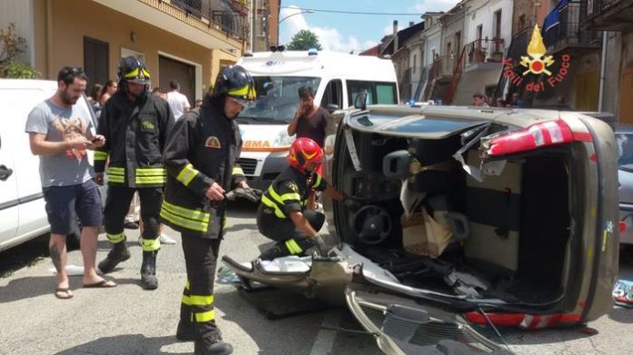 Olivadi: auto si ribalta, ferito il conducente