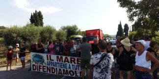 Bloccata la statale 18, protesta per mare sporco e potabilità dell'acqua