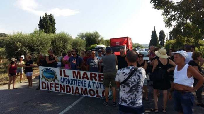 Bloccata la statale 18, protesta per mare sporco e potabilità dell'acqua