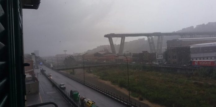 Genova, disastroso crollo del ponte Morandi sull'autostrada A10: forse auto coinvolte