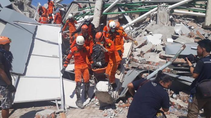 Indonesia, bilancio si aggrava: oltre 830 morti per il terremoto