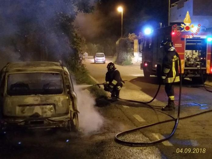 Davoli Marina, auto distrutta da incendio: nessuna ipotesi esclusa