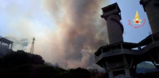 Stalettì, vasto incendio lambisce villaggio e stabilimento balneare