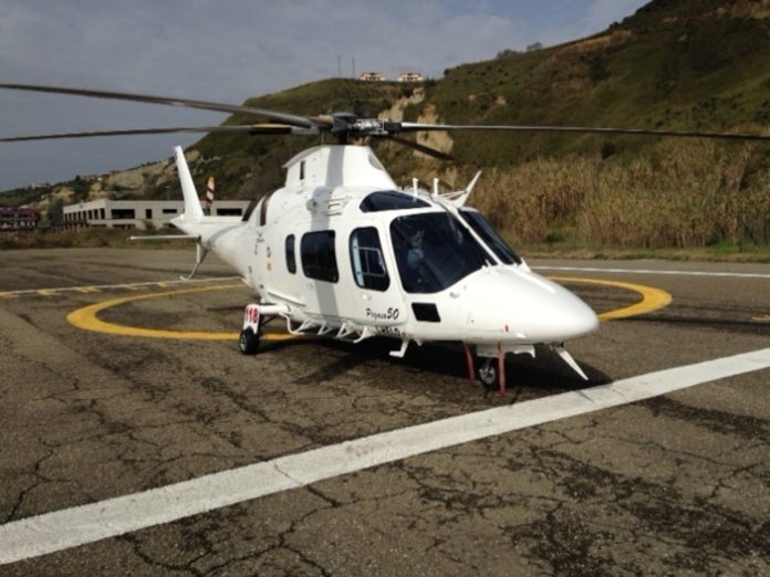 Trattore si rovescia, morto 72enne