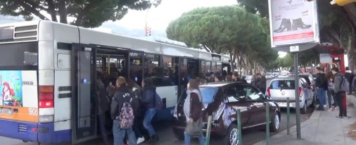 Codacons: «Una follia chiudere le scuole mentre i ragazzi sono già in viaggio»