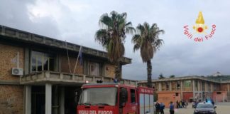 Soverato, incendio doloso davanti a scuola