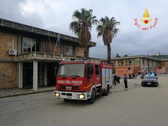 Soverato, incendio doloso davanti a scuola