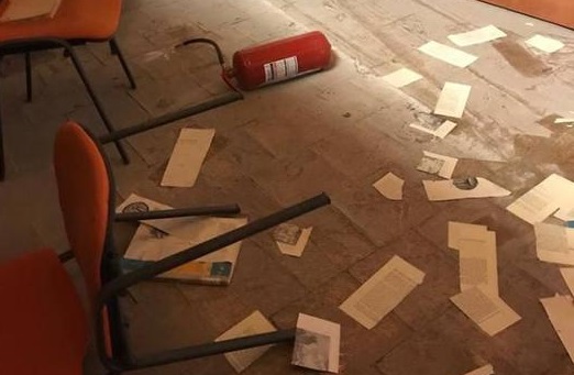 Raid vandalico in una biblioteca a Crotone
