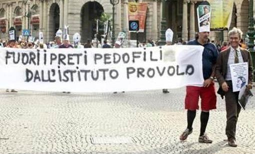 Abusi e violenze all’Istituto Provolo, le vittime a Papa Francesco in un video: “Adesso basta”