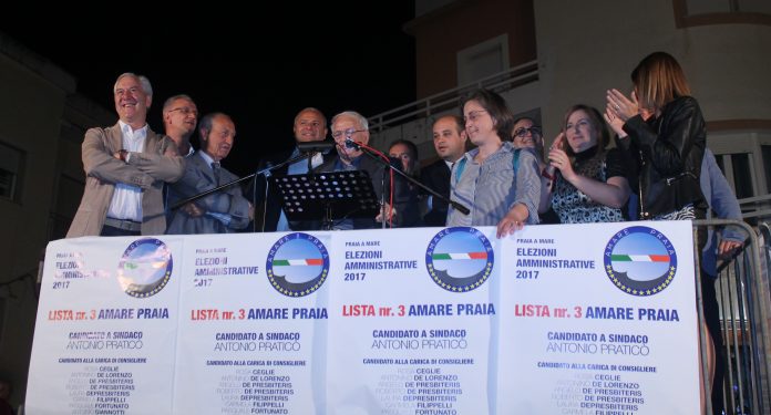 Elezioni Praia a Mare, un verdetto scontato: il video del bagno di folla che ha accompagnato Praticò all'ultimo comizio