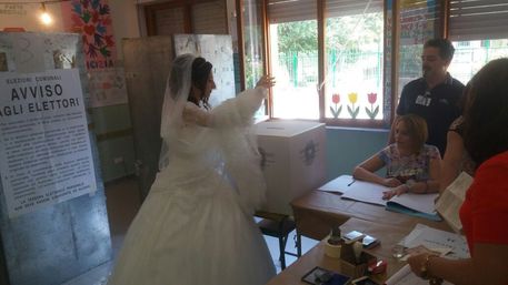 Calabria | Si reca alle urne subito dopo il sì, neo sposa vota in abito bianco tra lo stupore generale