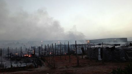 Incendio in tendopoli San Ferdinando (Rc), occupanti impediscono l'intervento dei vigili del fuoco