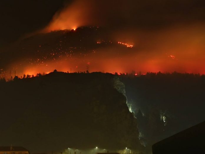 Notte drammatica a Praia a Mare, incendiato il Vingiolo: case e santuario inghiottiti dalle fiamme