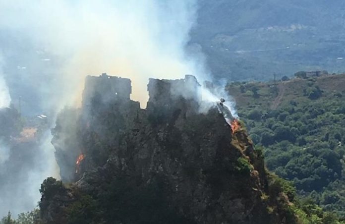 Lauria (Pz) | Incendi, dichiarato lo stato d'emergenza: fiamme devastano abitazione, cittadino chiede l'esercito