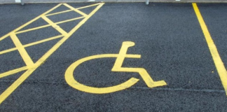 Occupazione parcheggi per disabili, multe poco efficienti: basterebbe il buon senso