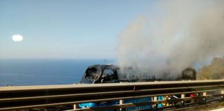 Pullman in fiamme sull'autostrada A2: passeggeri riescono a mettersi in salvo