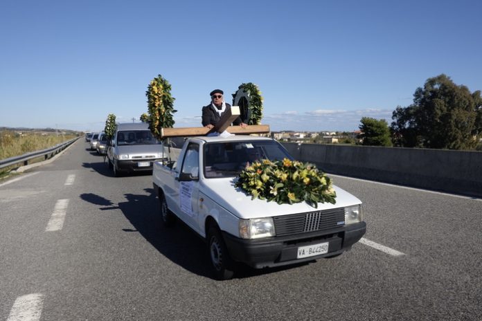 Calabria, singolare protesta sulla ss 106: carri funebri in marcia