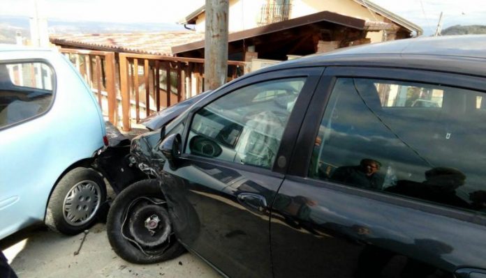 Calabria, auto contro un palo: muore noto sacerdote