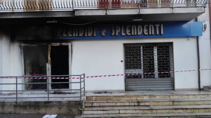 Calabria, bomba devasta negozio prima dell'apertura