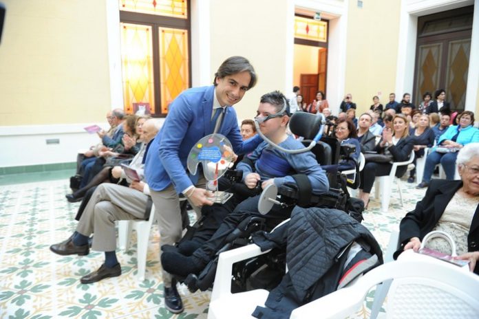 Premiato a Reggio Calabria Daniele Chiovaro, il giovane in carrozzina che dipinge con la bocca