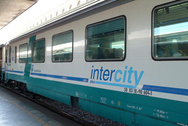Ostaggi sul treno Roma-Reggio Calabria: «Inaccettabile impiegare oltre 12 ore per 500 km»