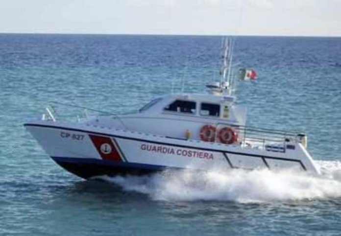 Cirò: catamarano si rovescia, diportisti salvati da pescatori e Guardia costiera