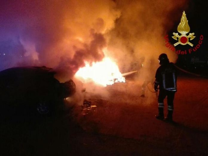 Vibo Valentia, incendiarono auto di studentessa: identificati gli autori