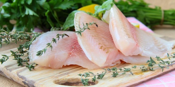 Borgia, mangia pesce crudo al ristorante e accusa malore: i Nas ne sequestrano 30 kg