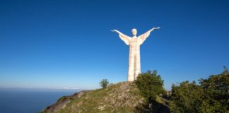 Turisti imbrattano il 'Cristo' di Maratea: denunciati